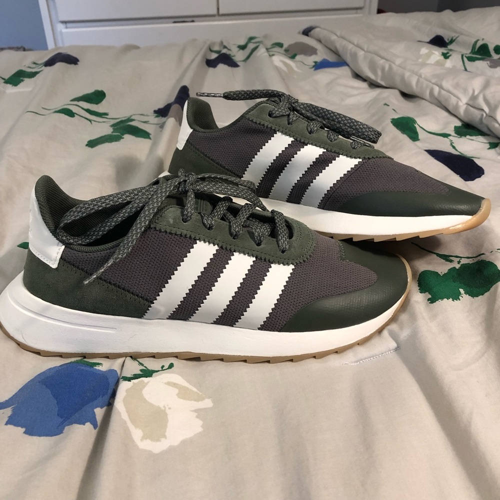 NWOT Adidas Original Women’s Sneakers